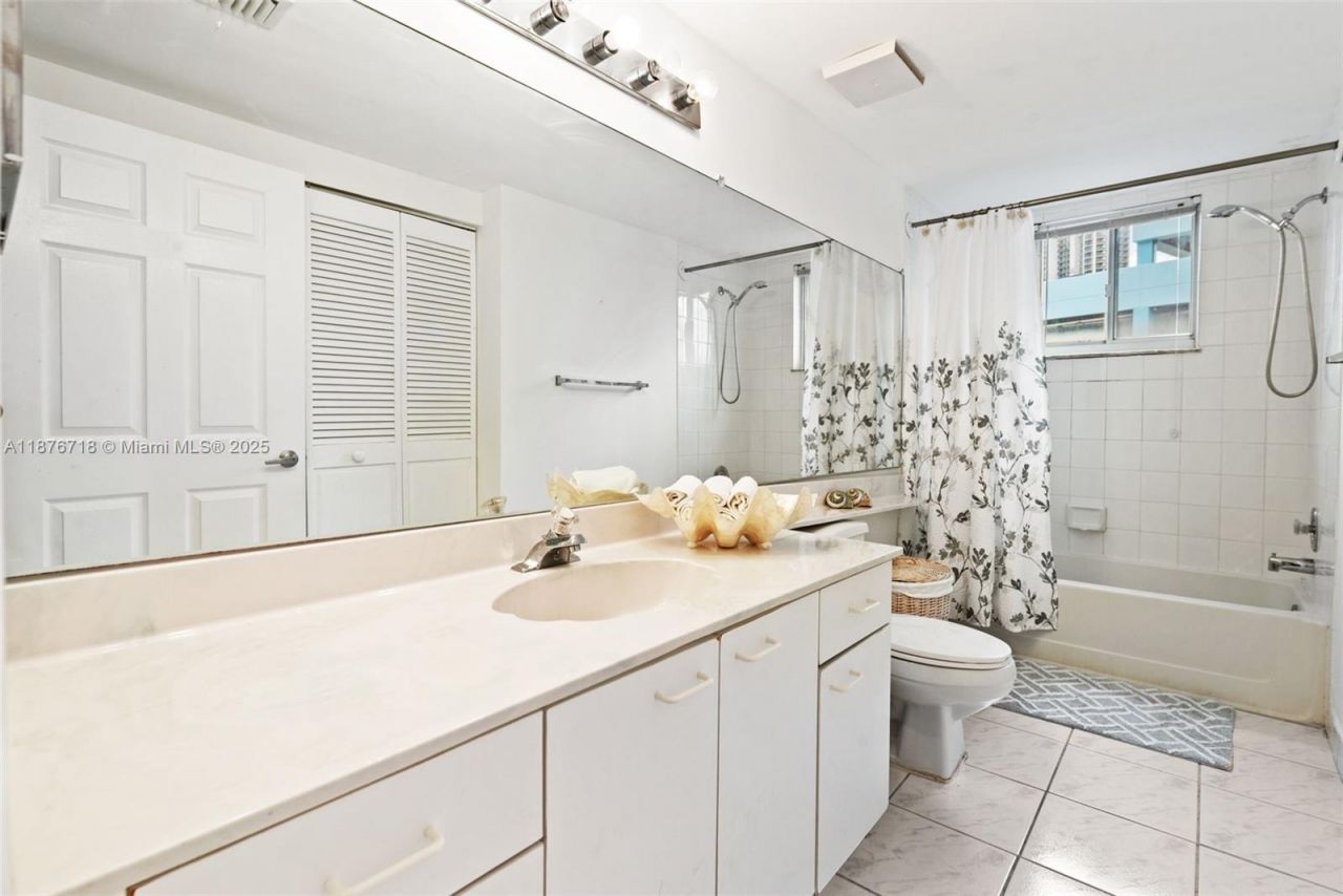 18260 N Bay Rd, Unit 320, Sunny Isles Beach, FL 33160 Photo