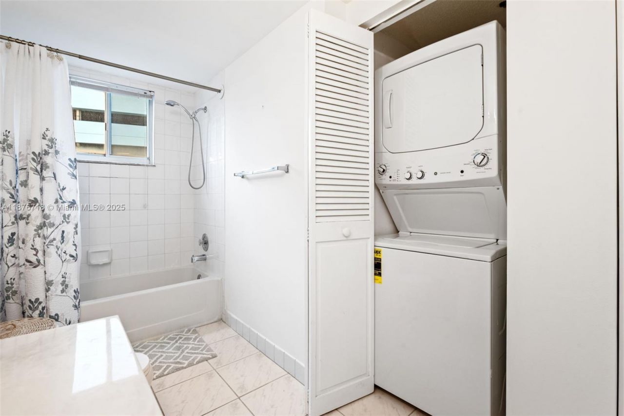 18260 N Bay Rd, Unit 320, Sunny Isles Beach, FL 33160 Photo