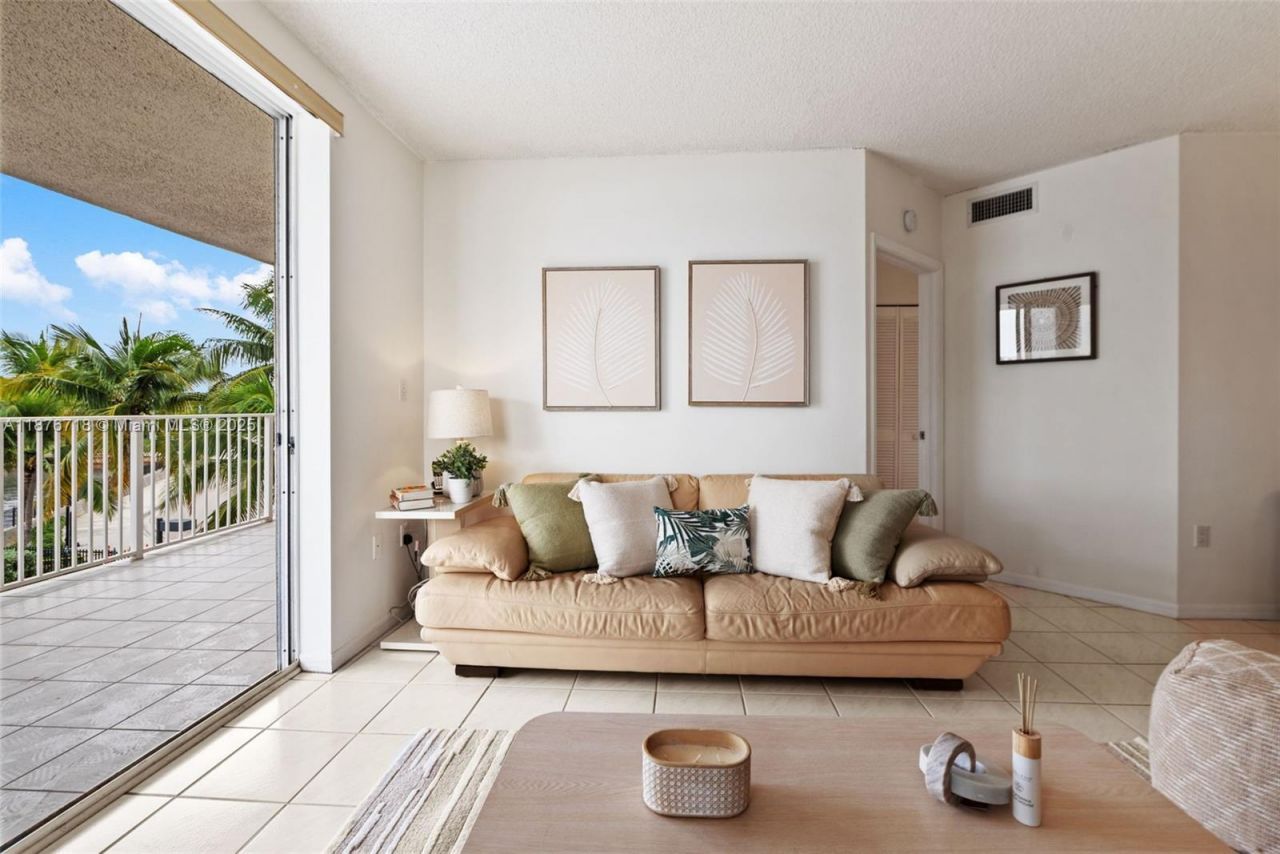 18260 N Bay Rd, Unit 320, Sunny Isles Beach, FL 33160 Photo