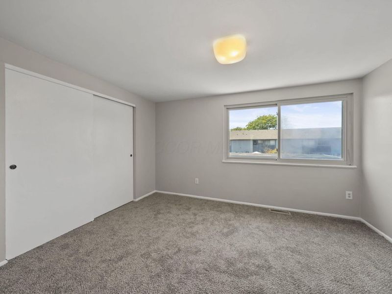 1046 Merrimar Circle N, Unit B, Columbus, OH 43220 Photo 12