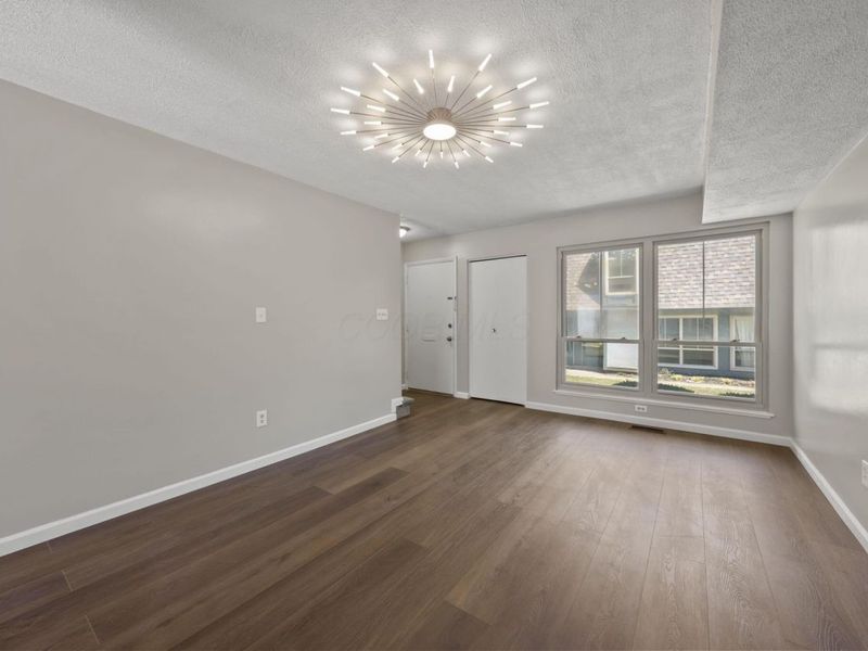 1046 Merrimar Circle N, Unit B, Columbus, OH 43220 Photo 2