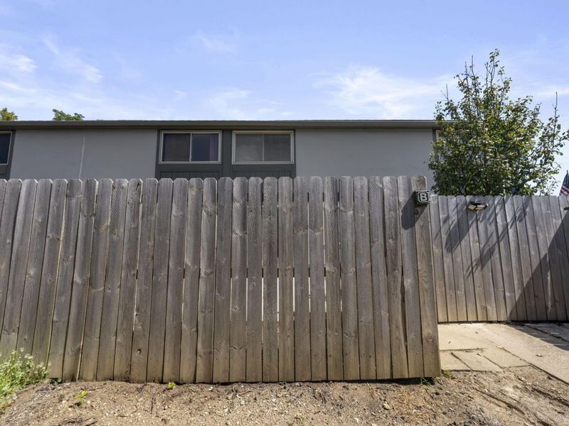 1046 Merrimar Circle N, Unit B, Columbus, OH 43220 Photo 22