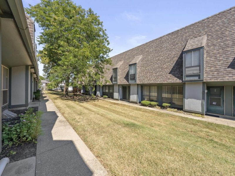 1046 Merrimar Circle N, Unit B, Columbus, OH 43220 Photo 25