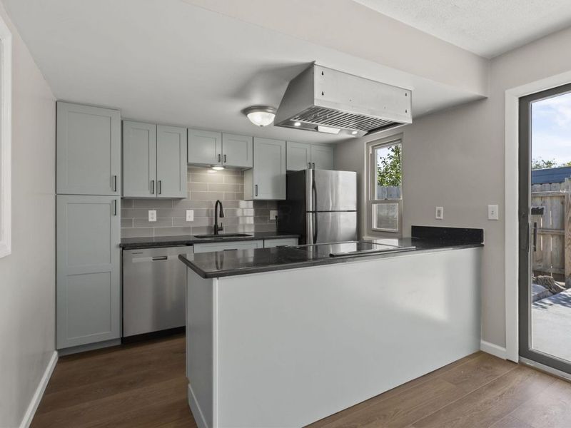 1046 Merrimar Circle N, Unit B, Columbus, OH 43220 Photo 3