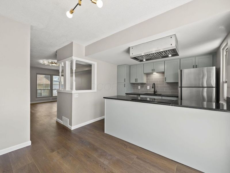 1046 Merrimar Circle N, Unit B, Columbus, OH 43220 Photo 4