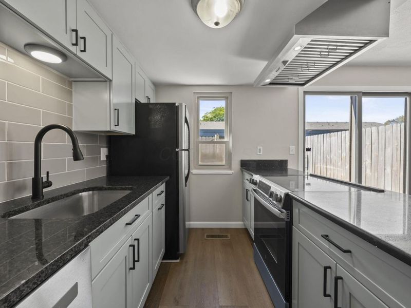 1046 Merrimar Circle N, Unit B, Columbus, OH 43220 Photo 5