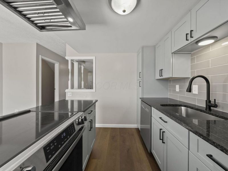 1046 Merrimar Circle N, Unit B, Columbus, OH 43220 Photo 6