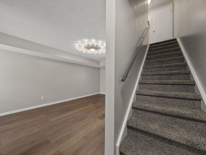 1046 Merrimar Circle N, Unit B, Columbus, OH 43220 Photo 9