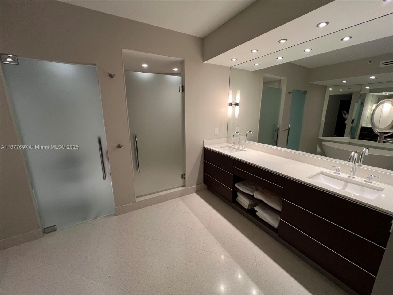 300 S Pointe Dr, Unit 2806, Miami Beach, FL 33139 Photo