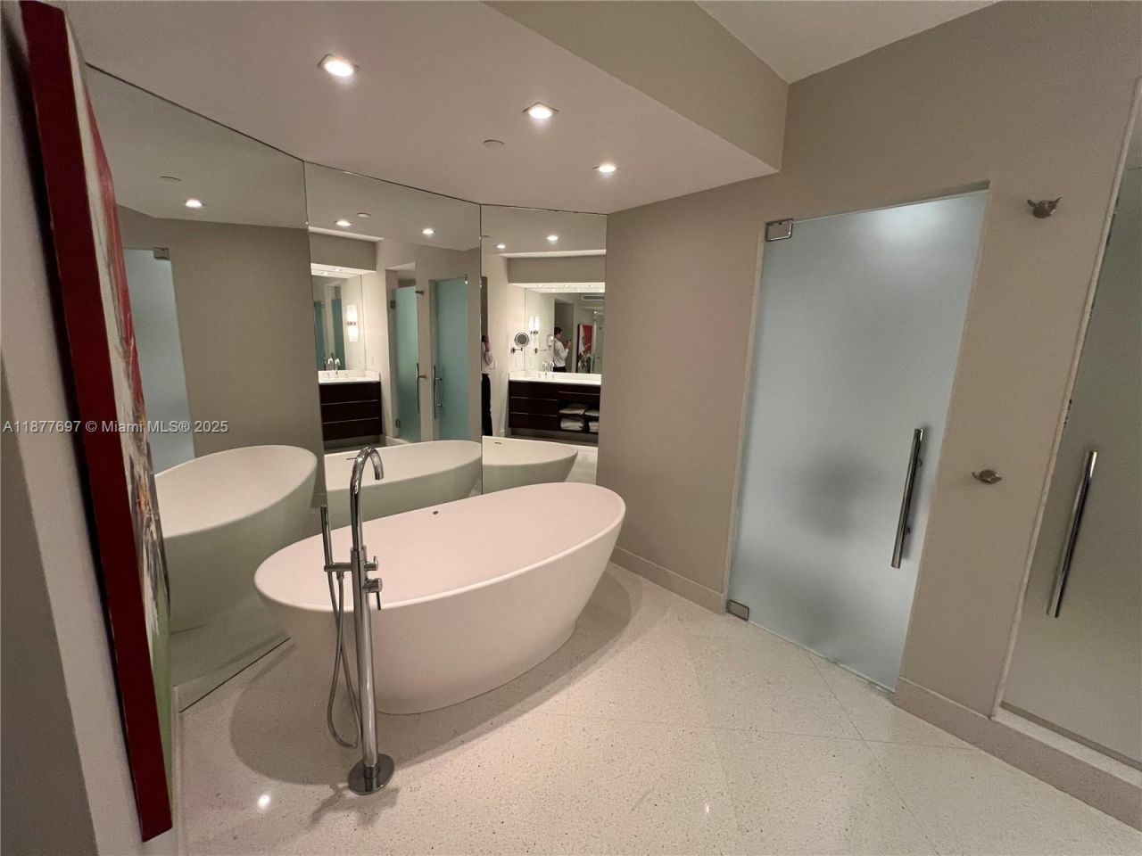 300 S Pointe Dr, Unit 2806, Miami Beach, FL 33139 Photo