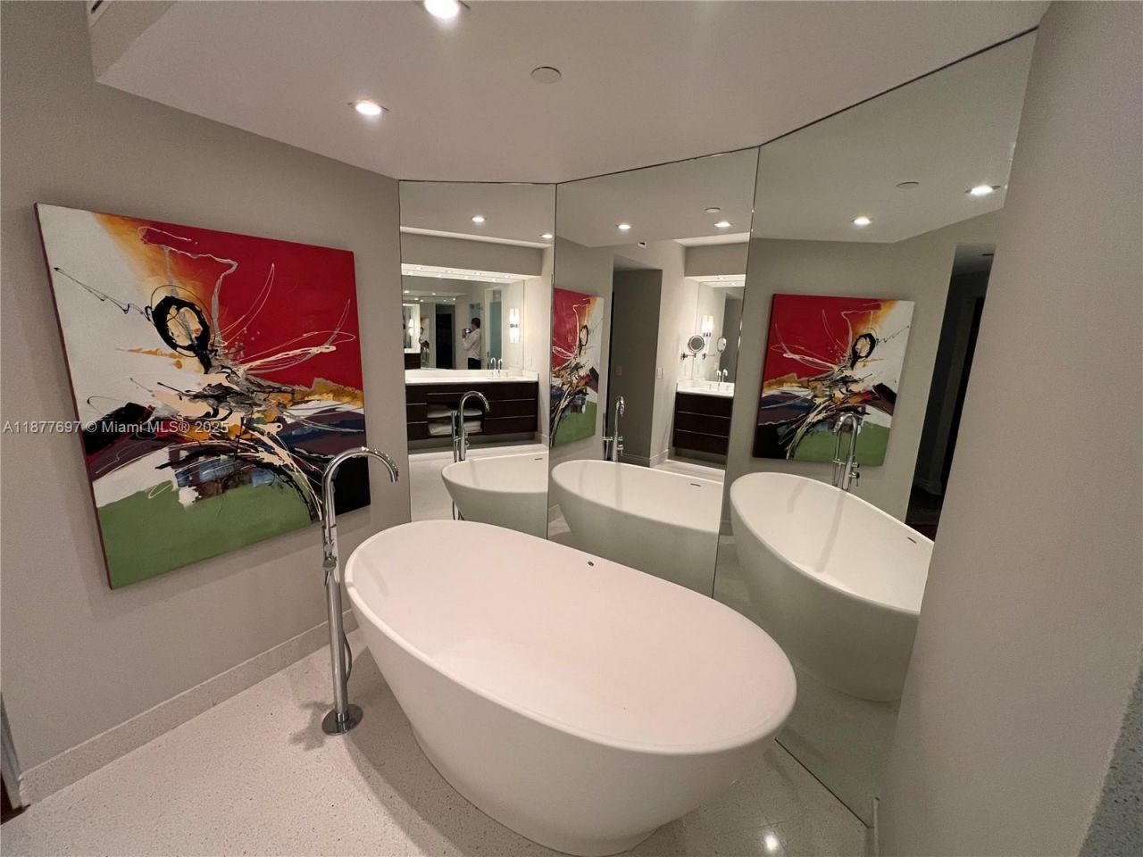 300 S Pointe Dr, Unit 2806, Miami Beach, FL 33139 Photo