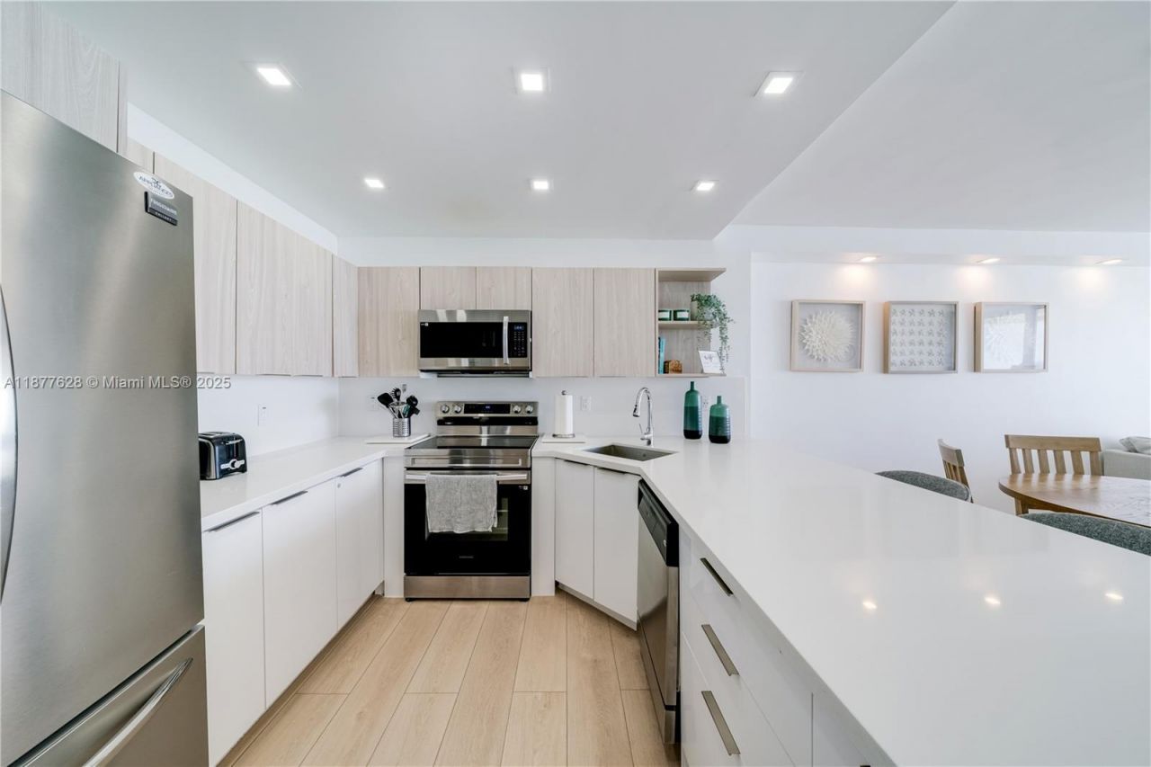 5601 Collins Ave, Unit 1011, Miami Beach, FL 33140 Photo