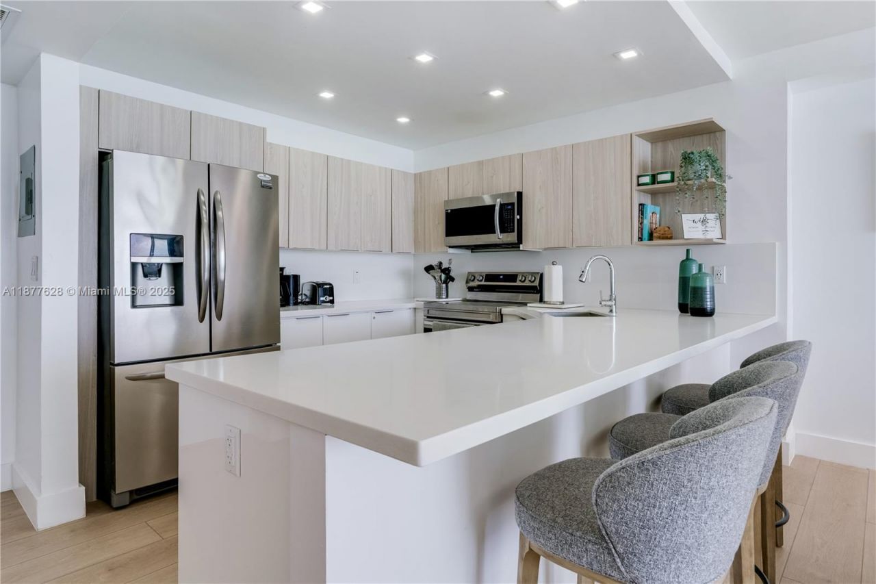 5601 Collins Ave, Unit 1011, Miami Beach, FL 33140 Photo