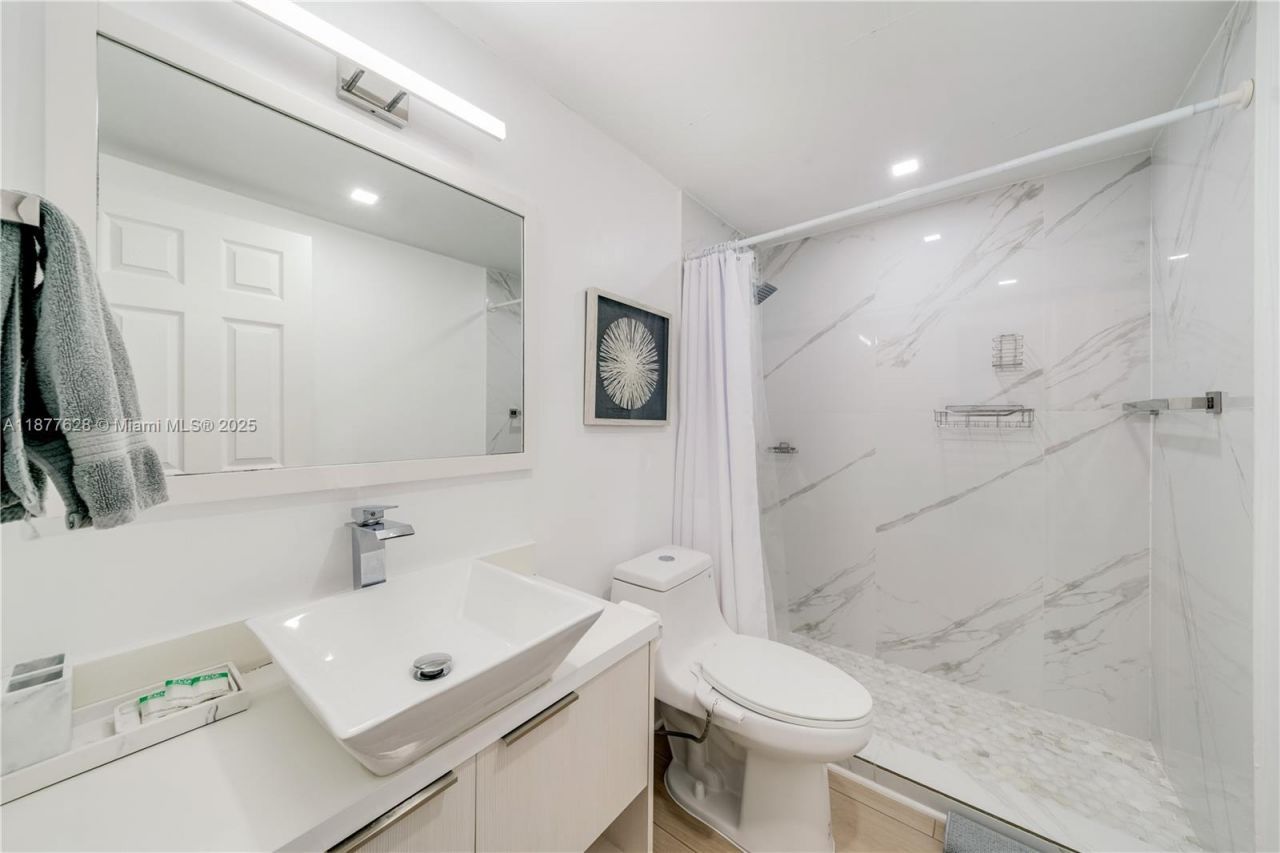 5601 Collins Ave, Unit 1011, Miami Beach, FL 33140 Photo