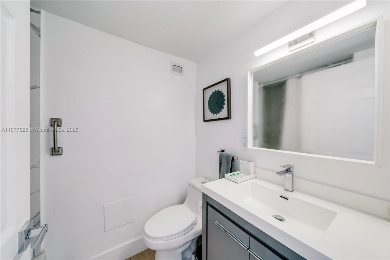 5601 Collins Ave, Unit 1011, Miami Beach, FL 33140 Photo