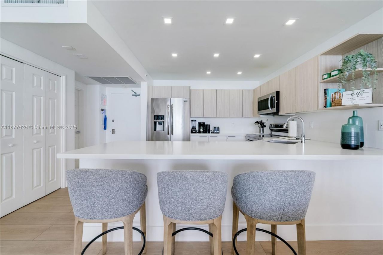 5601 Collins Ave, Unit 1011, Miami Beach, FL 33140 Photo