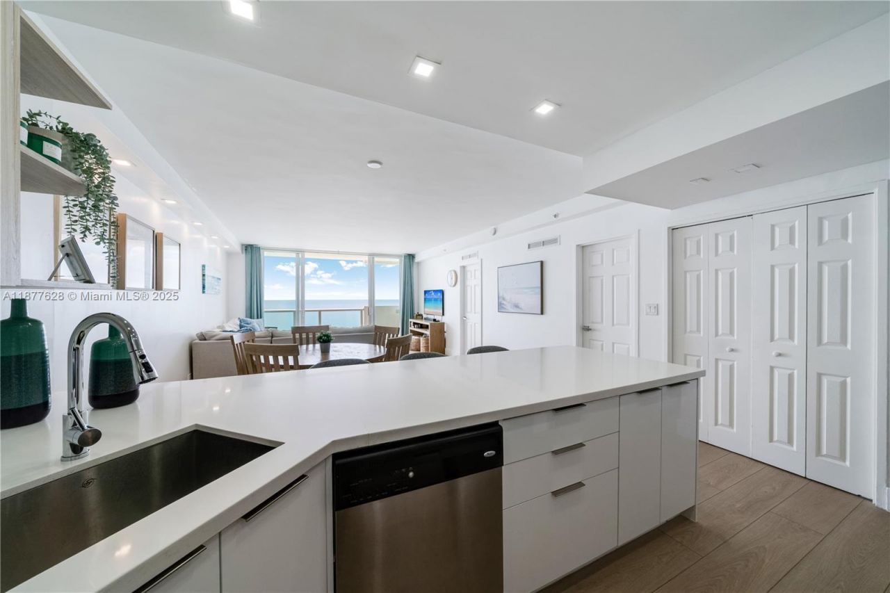 5601 Collins Ave, Unit 1011, Miami Beach, FL 33140 Photo