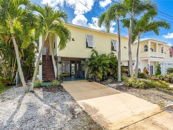 2761 Geary ST, MATLACHA, FL 33993