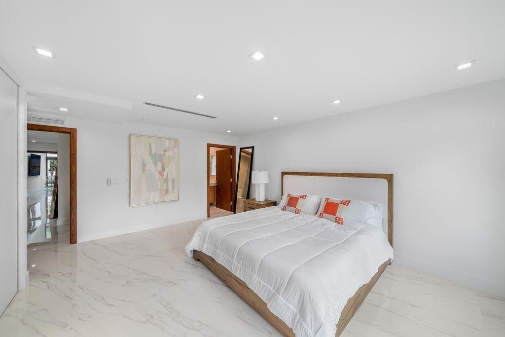 19 Gatehouse Road, Sea Ranch Lakes, FL 33308 Photo