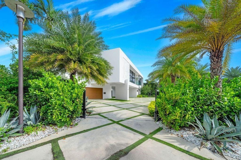 19 Gatehouse Road, Sea Ranch Lakes, FL 33308 Photo