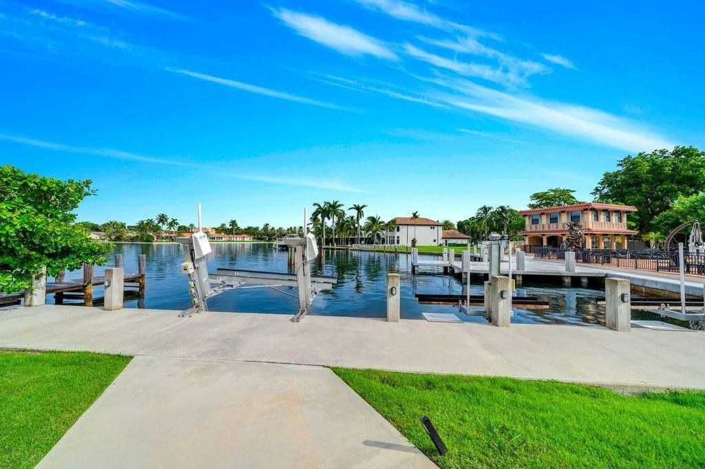 19 Gatehouse Road, Sea Ranch Lakes, FL 33308 Photo