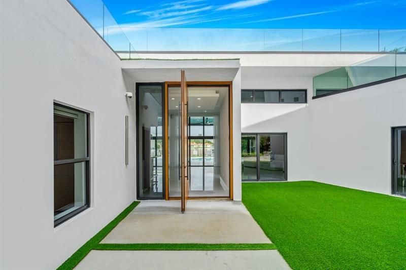 19 Gatehouse Rd, Sea Ranch Lakes, FL 33308 Photo