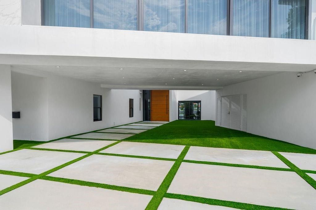 19 Gatehouse Road, Sea Ranch Lakes, FL 33308 Photo