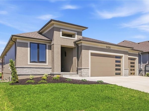 908 Savannah Lane, Lee's Summit, MO 64034
