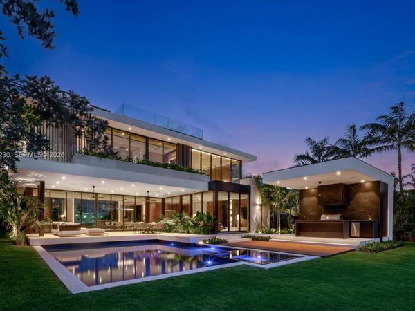 5515 Pine Tree Dr, Miami Beach, FL 33140