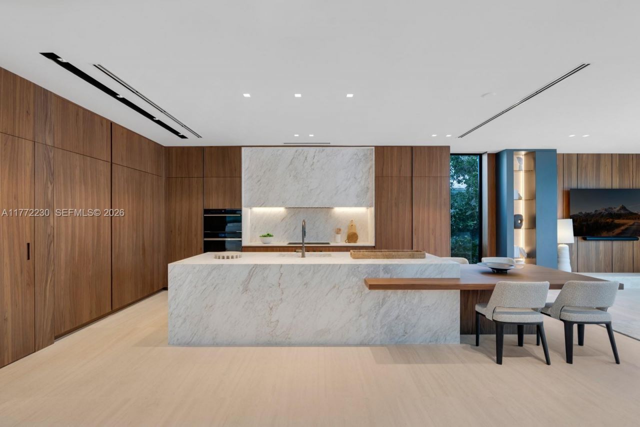 5515 Pine Tree Dr, Miami Beach, FL 33140 Photo