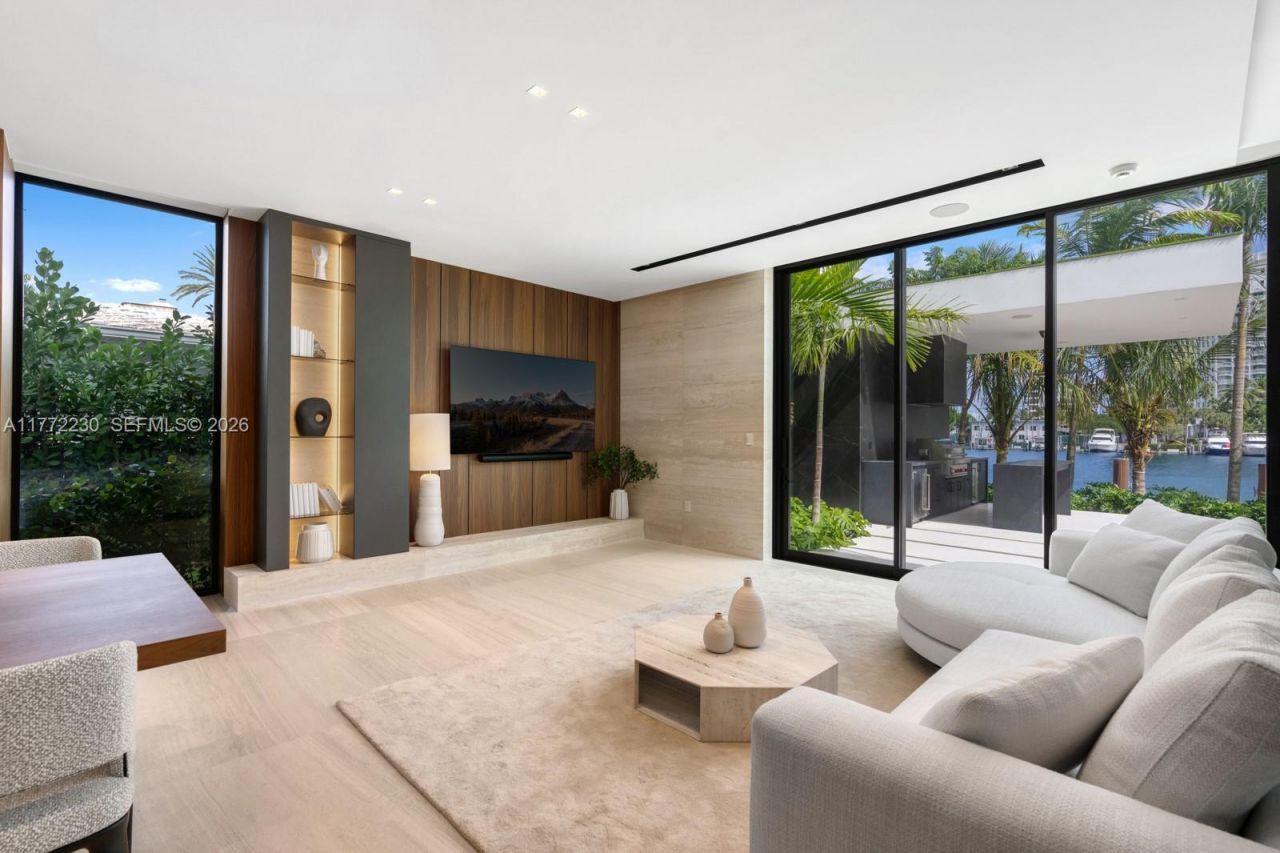 5515 Pine Tree Dr, Miami Beach, FL 33140 Photo