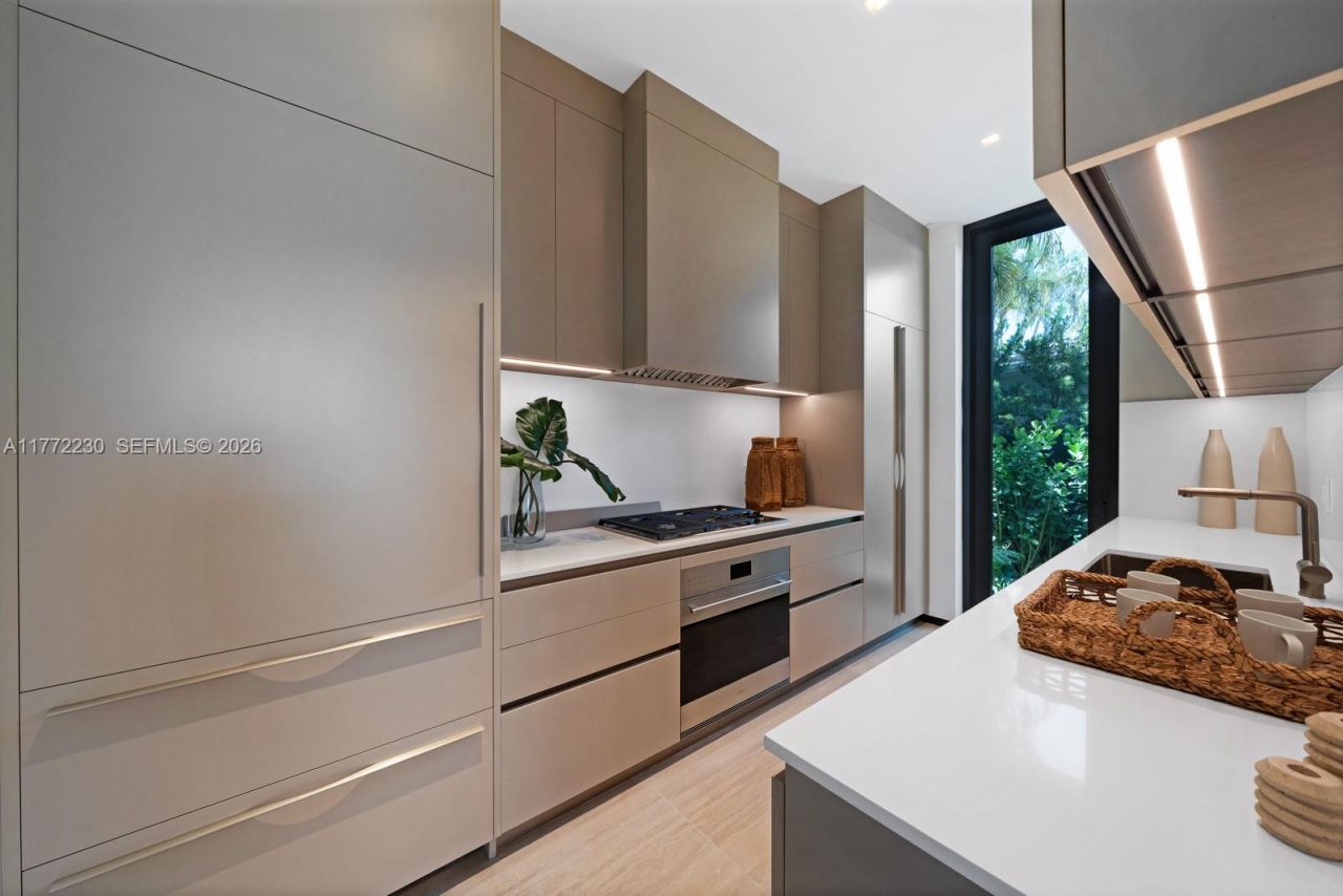 5515 Pine Tree Dr, Miami Beach, FL 33140 Photo