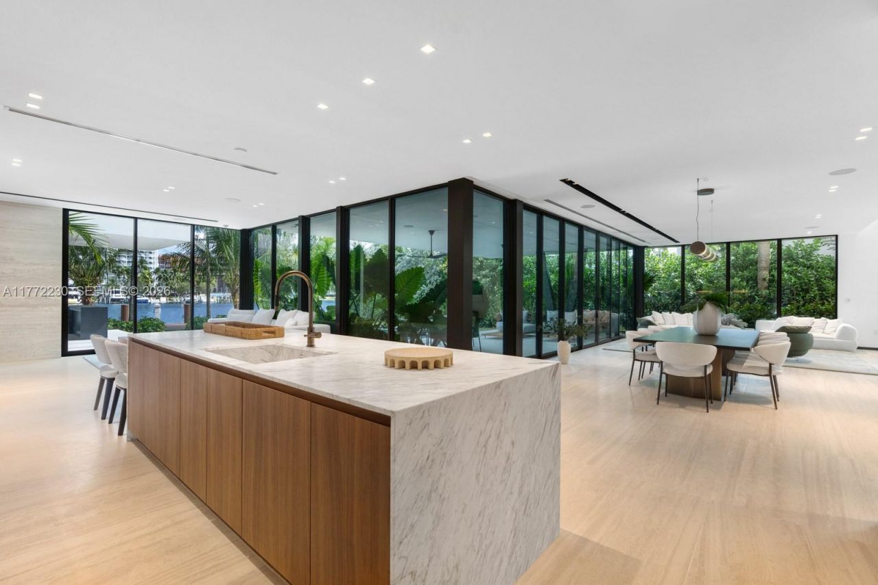 5515 Pine Tree Dr, Miami Beach, FL 33140 Photo