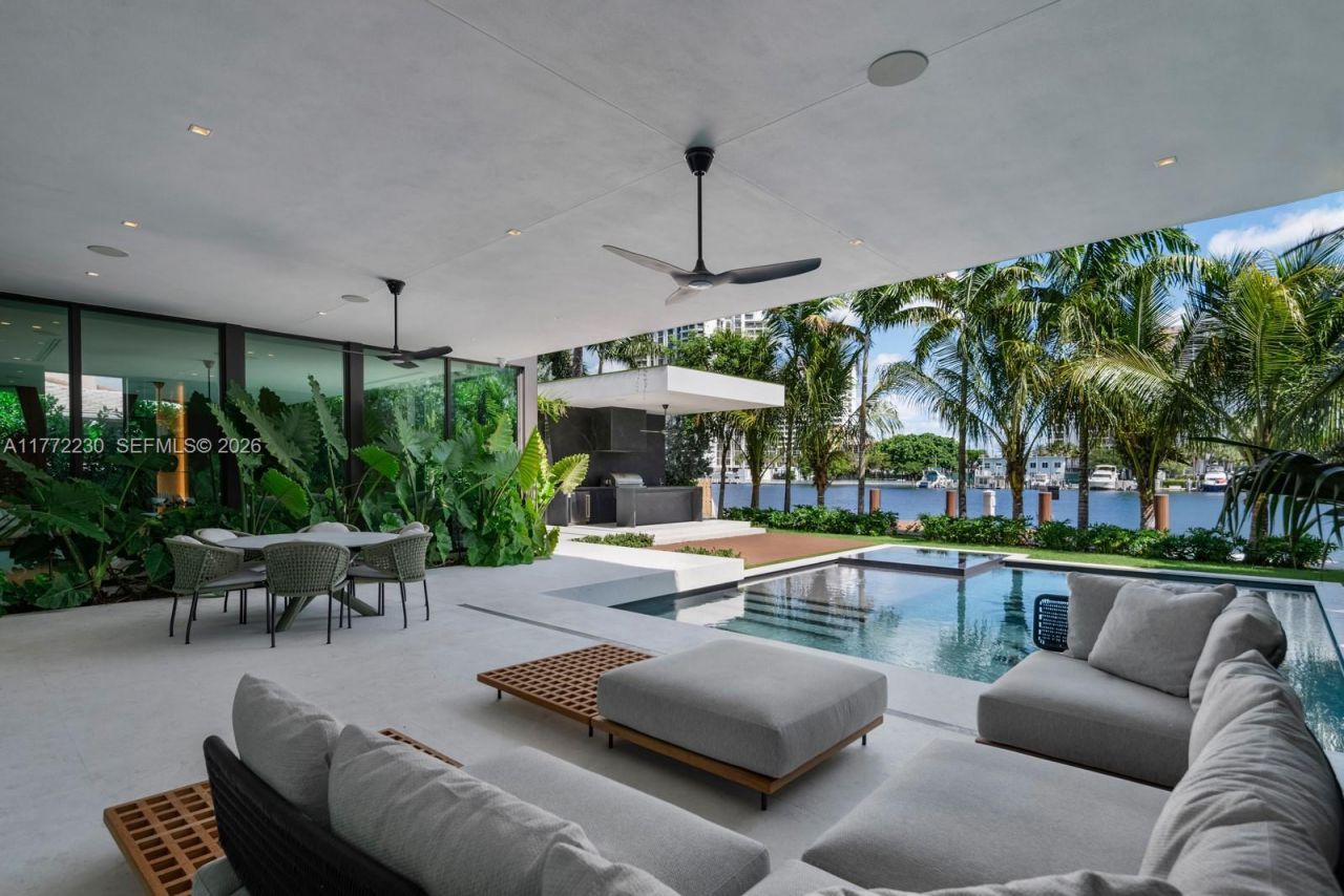 5515 Pine Tree Dr, Miami Beach, FL 33140 Photo