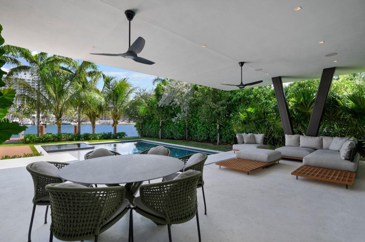 5515 Pine Tree Dr, Miami Beach, FL 33140 Photo