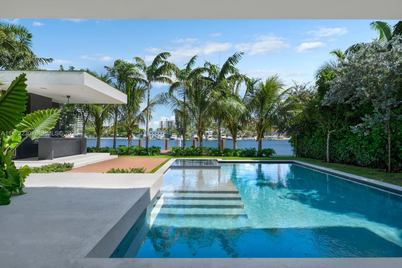 5515 Pine Tree Dr, Miami Beach, FL 33140 Photo