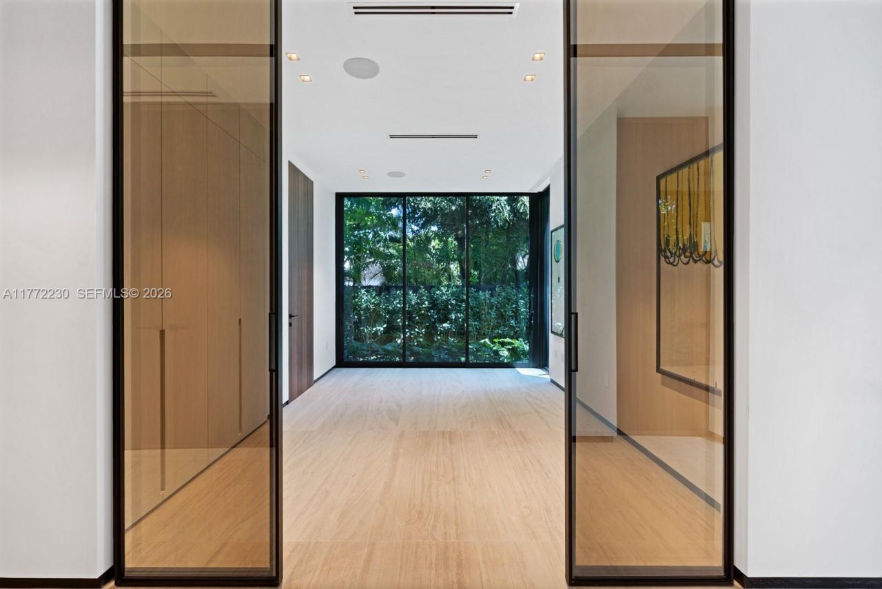 5515 Pine Tree Dr, Miami Beach, FL 33140 Photo