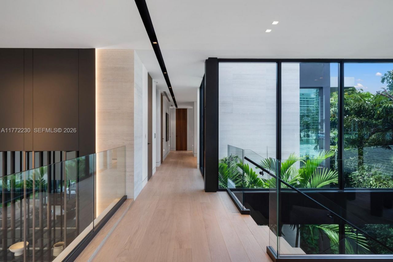 5515 Pine Tree Dr, Miami Beach, FL 33140 Photo