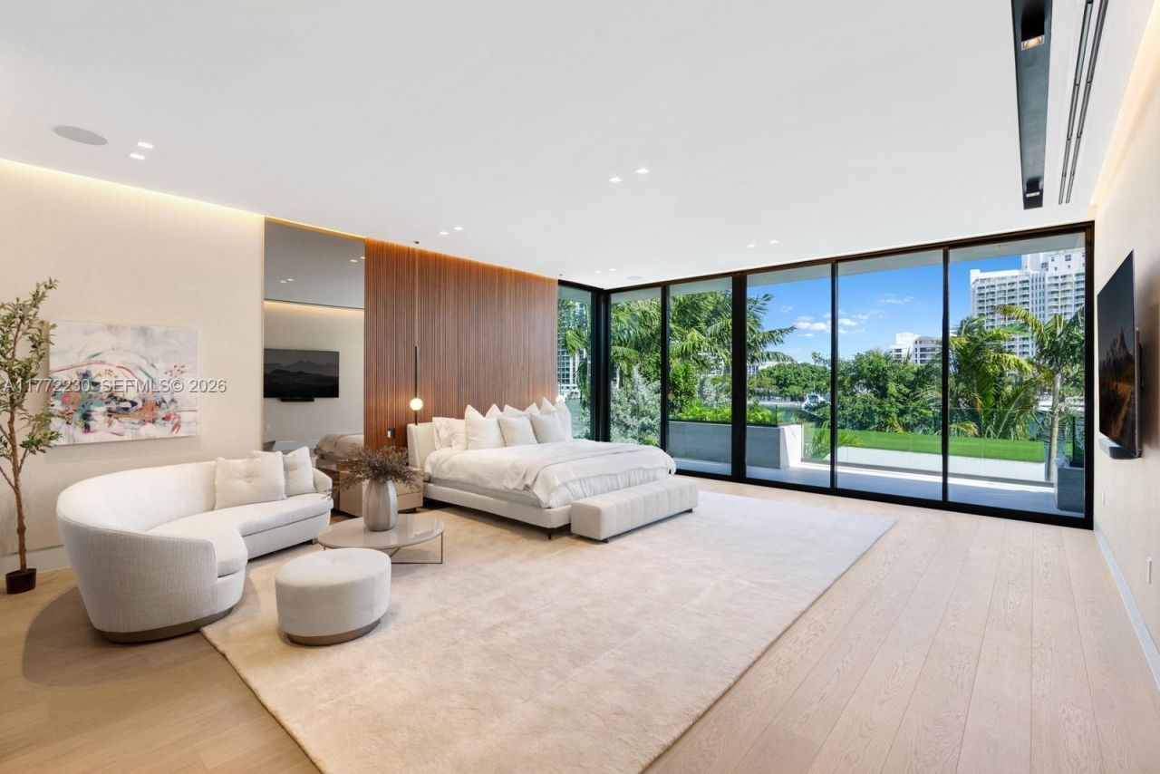 5515 Pine Tree Dr, Miami Beach, FL 33140 Photo