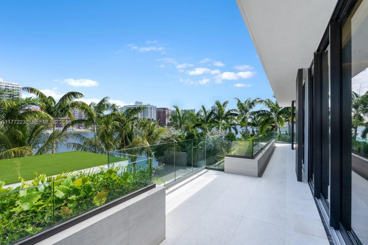 5515 Pine Tree Dr, Miami Beach, FL 33140 Photo