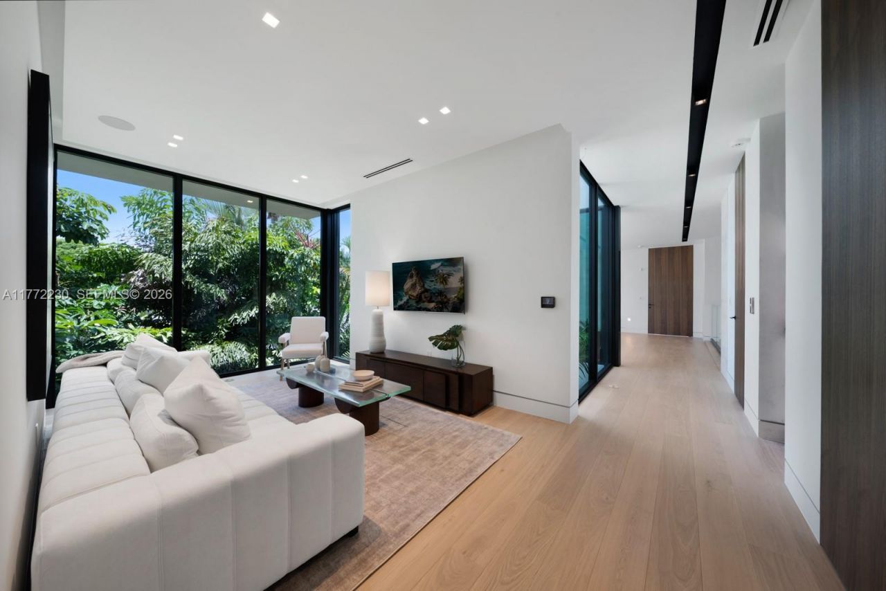 5515 Pine Tree Dr, Miami Beach, FL 33140 Photo