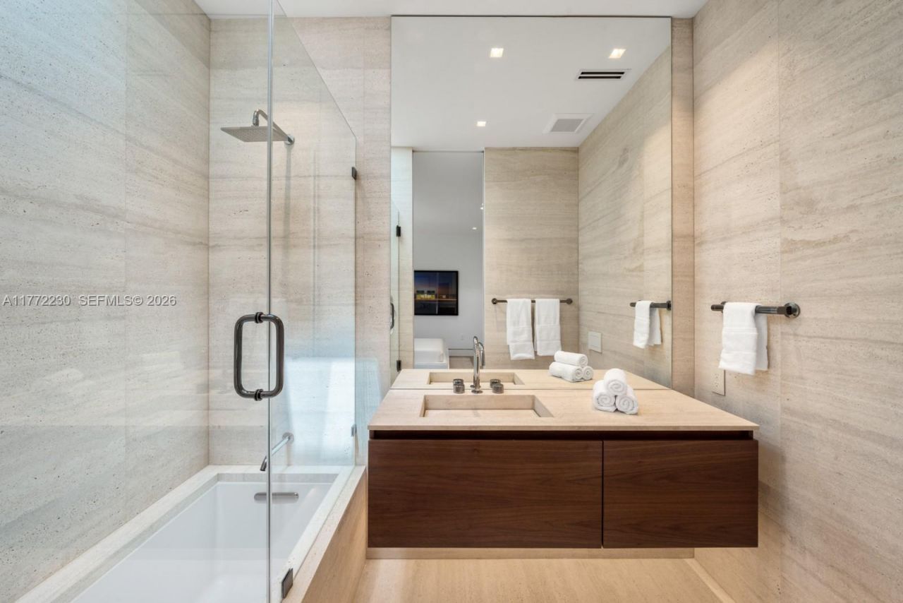 5515 Pine Tree Dr, Miami Beach, FL 33140 Photo