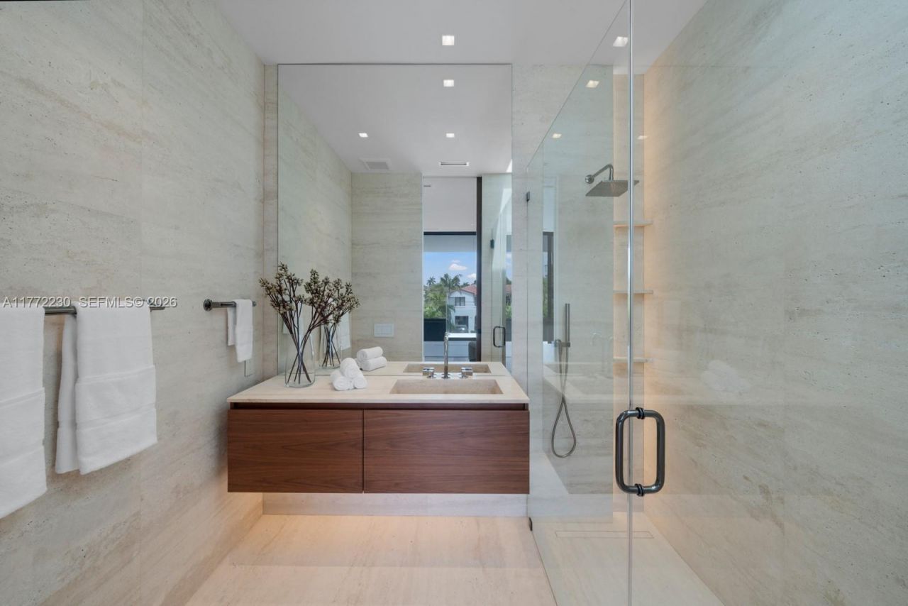 5515 Pine Tree Dr, Miami Beach, FL 33140 Photo