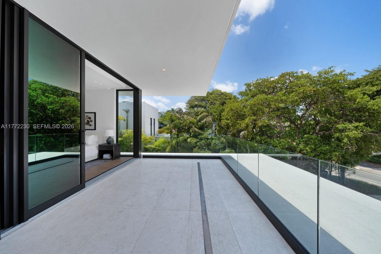 5515 Pine Tree Dr, Miami Beach, FL 33140 Photo