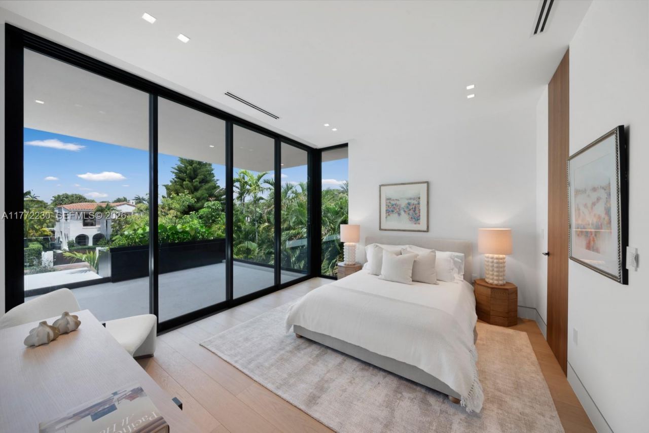 5515 Pine Tree Dr, Miami Beach, FL 33140 Photo