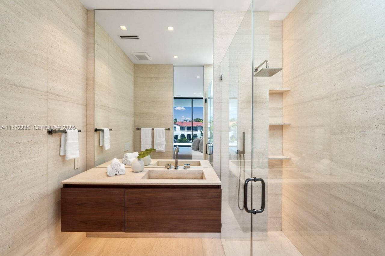 5515 Pine Tree Dr, Miami Beach, FL 33140 Photo