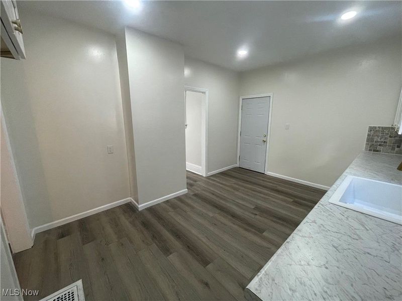 10404 South Boulevard, Cleveland, OH 44108 Photo 9