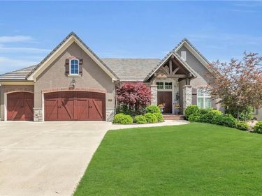 6325 Edgewater Drive, Parkville, MO 64152