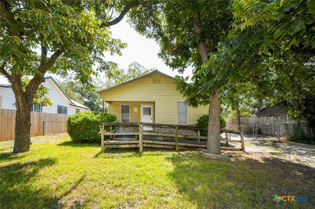242 E Austin Street, New Braunfels, TX 78130 Main Photo