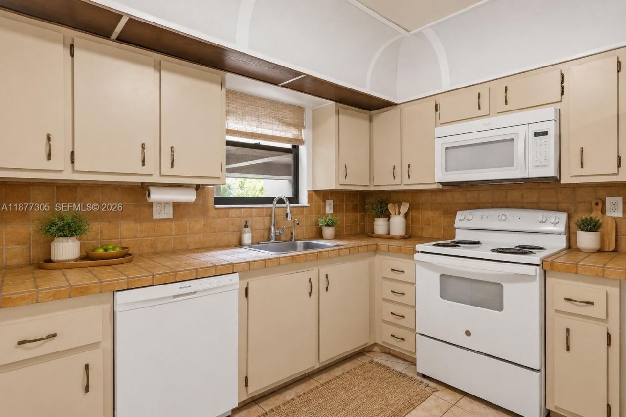 481 Ives Dairy Rd, Unit 303-4, Miami, FL 33179 Photo